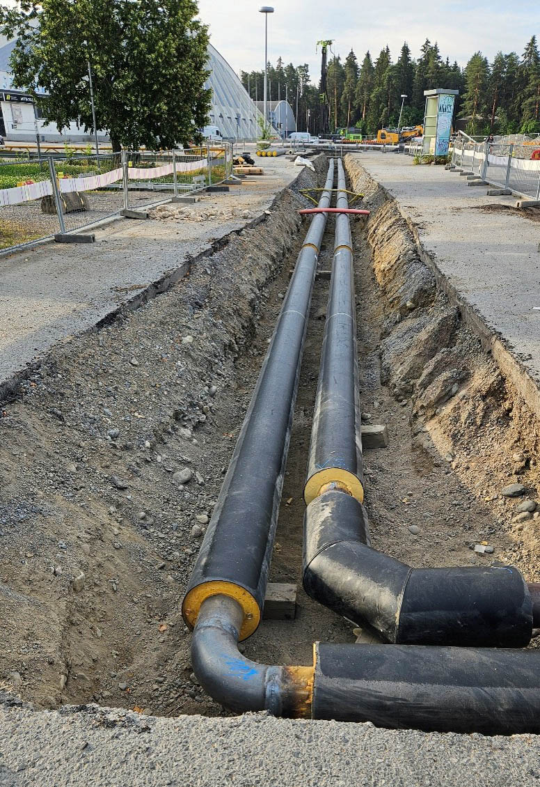 Kaukolämpöputkia maassa Hakametsässä.